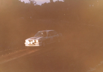 Henri Toivonen - Fred Gallagher
29º Rothmans Acrópolis Rally 1982. Opel Ascona 400 (GG-CL 516). Clasificado 3º.

Del 31 de Mayo al 3 de Junio, Atenas, Grecia.
Superficie: tierra.

El Rally tení­a un total de 2603.00 km de los que 1004.58 km divididos en 57 tramos eran especiales (dos de ellos fueron cancelados SS10 Moschokaria 1 de 10.00 km y SS38 Killini de 27 Km).

Tomaron la salida 136 equipos, finalizaron 32.@
Palabras clave: Henri_Toivonen;Opel;Ascona;Acropolis;Grecia;1982
