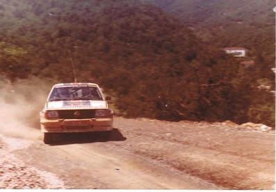 Henri Toivonen - Fred Gallagher
29º Rothmans Acrópolis Rally 1982. Opel Ascona 400 (GG-CL 516). Clasificado 3º.

Del 31 de Mayo al 3 de Junio, Atenas, Grecia.
Superficie: tierra.

El Rally tení­a un total de 2603.00 km de los que 1004.58 km divididos en 57 tramos eran especiales (dos de ellos fueron cancelados SS10 Moschokaria 1 de 10.00 km y SS38 Killini de 27 Km).

Tomaron la salida 136 equipos, finalizaron 32.

© Andreas Stergiou en SS Karoutes
@
Palabras clave: Henri_Toivonen;Opel;Ascona;Acropolis;Grecia;1982