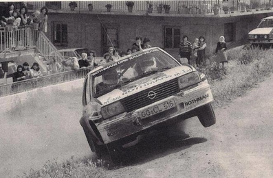 Henri Toivonen - Fred Gallagher
29º Rothmans Acrópolis Rally 1982. Opel Ascona 400 (GG-CL 516). Clasificado 3º.

Del 31 de Mayo al 3 de Junio, Atenas, Grecia.
Superficie: tierra.

El Rally tení­a un total de 2603.00 km de los que 1004.58 km divididos en 57 tramos eran especiales (dos de ellos fueron cancelados SS10 Moschokaria 1 de 10.00 km y SS38 Killini de 27 Km).

Tomaron la salida 136 equipos, finalizaron 32.@
Palabras clave: Henri_Toivonen;Opel;Ascona;Acropolis;Grecia;1982