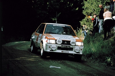 Pentti Airikkala - Juha Piironen
32º Rally de los 1000 Lagos 1982. Mitsubishi Lancer 2000 Turbo (St 944.192). Clasificado 3º.

Del 27 al 29 de Agosto, Jyväskylä, Finlandia.
Superficie: tierra.

El Rally tenia un total de 1432.00 km de los que 479.82 km divididos en 47 tramos eran especiales, (una de ellas fue cancelada SS39 Kalasaari de8.85 km).

Tomaron la salida 154 equipos, finalizaron 68.@
Palabras clave: ;Mitsubishi;Lancer;Finlandia;1982;