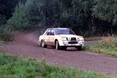 Pentti Airikkala - Juha Piironen
32º Rally de los 1000 Lagos 1982. Mitsubishi Lancer 2000 Turbo (St 944.192). Clasificado 3º.

Del 27 al 29 de Agosto, Jyväskylä, Finlandia.
Superficie: tierra.

El Rally tenia un total de 1432.00 km de los que 479.82 km divididos en 47 tramos eran especiales, (una de ellas fue cancelada SS39 Kalasaari de8.85 km).

Tomaron la salida 154 equipos, finalizaron 68.@
Palabras clave: ;Mitsubishi;Lancer;Finlandia;1982;