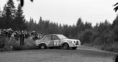 Pentti Airikkala - Juha Piironen
32º Rally de los 1000 Lagos 1982. Mitsubishi Lancer 2000 Turbo (St 944.192). Clasificado 3º.

Del 27 al 29 de Agosto, Jyväskylä, Finlandia.
Superficie: tierra.

El Rally tenia un total de 1432.00 km de los que 479.82 km divididos en 47 tramos eran especiales, (una de ellas fue cancelada SS39 Kalasaari de8.85 km).

Tomaron la salida 154 equipos, finalizaron 68.@
Palabras clave: ;Mitsubishi;Lancer;Finlandia;1982;
