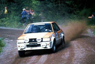 Pentti Airikkala - Juha Piironen
32º Rally de los 1000 Lagos 1982. Mitsubishi Lancer 2000 Turbo (St 944.192). Clasificado 3º.

Del 27 al 29 de Agosto, Jyväskylä, Finlandia.
Superficie: tierra.

El Rally tenia un total de 1432.00 km de los que 479.82 km divididos en 47 tramos eran especiales, (una de ellas fue cancelada SS39 Kalasaari de8.85 km).

Tomaron la salida 154 equipos, finalizaron 68.@
Palabras clave: ;Mitsubishi;Lancer;Finlandia;1982;