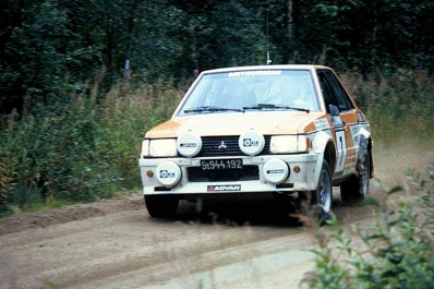 Pentti Airikkala - Juha Piironen
32º Rally of the 1000 Lakes 1982. Mitsubishi Lancer 2000 Turbo (St 944.192). Clasificado 3º.
Team Ralliart

Del 27 al 29 de Agosto, Jyväskylä, Finlandia.
Superficie: tierra.

El Rally tenia un total de 1432.00 km de los que 479.82 km divididos en 47 tramos eran especiales, (una de ellas fue cancelada SS39 Kalasaari de8.85 km).

Tomaron la salida 154 equipos, finalizaron 68.@
Palabras clave: Mitsubishi;Lancer;Finlandia;1982