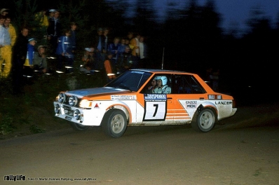 Pentti Airikkala - Juha Piironen
32º Rally de los 1000 Lagos 1982. Mitsubishi Lancer 2000 Turbo (St 944.192). Clasificado 3º.

Del 27 al 29 de Agosto, Jyväskylä, Finlandia.
Superficie: tierra.

El Rally tenia un total de 1432.00 km de los que 479.82 km divididos en 47 tramos eran especiales, (una de ellas fue cancelada SS39 Kalasaari de8.85 km).

Tomaron la salida 154 equipos, finalizaron 68.

© Martin Holmes.@
Palabras clave: ;Mitsubishi;Lancer;Finlandia;1982;