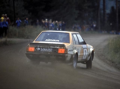 Pentti Airikkala - Juha Piironen
32º Rally de los 1000 Lagos 1982. Mitsubishi Lancer 2000 Turbo (St 944.192). Clasificado 3º.

Del 27 al 29 de Agosto, Jyväskylä, Finlandia.
Superficie: tierra.

El Rally tenia un total de 1432.00 km de los que 479.82 km divididos en 47 tramos eran especiales, (una de ellas fue cancelada SS39 Kalasaari de8.85 km).

Tomaron la salida 154 equipos, finalizaron 68.@
Palabras clave: ;Mitsubishi;Lancer;Finlandia;1982;