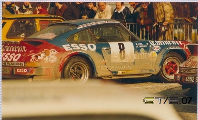 Jean-Luc Thérier - Michel Vial
50º Rallye Automobile de Monte-Carlo 1982. Porsche 911 SC (9262 SC 34). Clasificado 3º.

Del 16 al 22 de Enero, Monte Carlo.
Superficie: asfalto - nieve.

El Rally tenia un total de 4082.71 km de los que 747.81 km divididos en 32 tramos eran especiales, (2 de ellas fueron canceladas SS7 Trigance - Chateauvieux 1 de 28,53 Km y SS15 St Jean en Royans - La Chapelle en Vercors de 38,67 Km).

Se inscribieron 306 equipos, tomaron la salida 299, finalizaron 140.@
Palabras clave: ;Porsche;SC;Montecarlo;1982;Parque_Cerrado