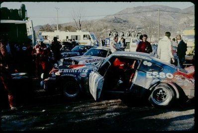 Asistencia en el 50º Rallye Automobile de Monte-Carlo 1982
En los Porsche 911 SC de:

8# Equipo ESSO (9262 SC 34)) Jean-Luc Thérier - Michel Vial, clasificado 3º.

6# Porsche Almeras (4852 SC 34) Bjorn Waldegard - Hans Thorszelius, clasificado 92º.

4# Equipo ESSO (2501 SF 34) de Guy Fréquelin - Jean-François Fauchille, clasificado 4º.

Del 16 al 22 de Enero, Monte Carlo.
Superficie: asfalto - nieve.

El Rally tenia un total de 4082.71 km de los que 747.81 km divididos en 32 tramos eran especiales, (2 de ellas fueron canceladas SS7 Trigance - Chateauvieux 1 de 28,53 Km y SS15 St Jean en Royans - La Chapelle en Vercors de 38,67 Km).

Se inscribieron 306 equipos, tomaron la salida 299, finalizaron 140.@
Palabras clave: Jean-Luc_Therier;Guy_Frequelin;Bjorn_Waldegard;Porsche;SC;Montecarlo;1982;parque_cerrado;Asistencias