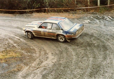 Henri Toivonen - Fred Gallagher
31º Lombard RAC Rally 1982. Opel Ascona 400 (GG-CK 217). Clasificado 3º.

Del 21 al 25 de Noviembre, York, Inglaterra.
Superficie: asfalto - tierra.

El Rally tenia un total de 2970.00 km de los que 711.73 km divididos en 69 tramos eran especiales, (una de ellas fue cancelada SS46 Yair de 8.53 Km).

Se inscribieron 161 equipos, tomaron la salida 146, finalizaron 63.@
Palabras clave: Henri_Toivonen;Opel;Ascona;Gran_Bretaña;1982;RAC_Rally;Inglaterra