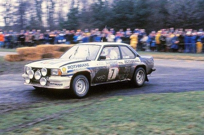 Henri Toivonen - Fred Gallagher
31º Lombard RAC Rally 1982. Opel Ascona 400 (GG-CK 217). Clasificado 3º.

Del 21 al 25 de Noviembre, York, Inglaterra.
Superficie: asfalto - tierra.

El Rally tenia un total de 2970.00 km de los que 711.73 km divididos en 69 tramos eran especiales, (una de ellas fue cancelada SS46 Yair de 8.53 Km).

Se inscribieron 161 equipos, tomaron la salida 146, finalizaron 63.@
Palabras clave: Henri_Toivonen;Opel;Ascona;Gran_Bretaña;1982;RAC_Rally;Inglaterra