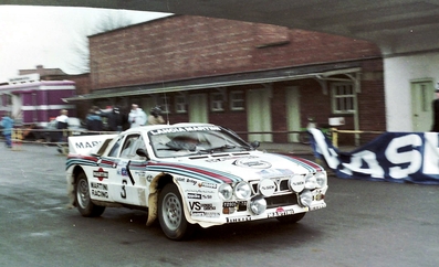 Markku Alén - Ilkka Kivimaki
31º Lombard RAC Rally 1982. Lancia Rally 037 (TO Y09062). Clasificado 4º.

Del 21 al 25 de Noviembre, York, Inglaterra.
Superficie: asfalto - tierra.

El Rally tenia un total de 2970.00 km de los que 711.73 km divididos en 69 tramos eran especiales, (una de ellas fue cancelada SS46 Yair de 8.53 Km).

Se inscribieron 161 equipos, tomaron la salida 146, finalizaron 63.@
Palabras clave: Markku_Alen;Lancia;Grupo_B;Gran_Bretaña;Inglaterra;1982;Lombard_RAC_Rally