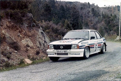 Walter Röhrl - Christian Geistdörfer
26º Tour de Corse - Rallye de France 1982. Opel Ascona 400 (GG-CJ 991). Clasificado 4º.

Del 6 al 8 de Mayo, Ajaccio, Córcega, Francia.
Superficie: asfalto.
El Rally tenia un total de 1616.70 km de los que 1176.10 km divididos en 27 tramos eran especiales.

Se inscribieron 181 equipos, tomaron la salida 177, finalizaron 47.@
Palabras clave: Walter_Röhrl;Corse;Corcega;Opel;Ascona;1982