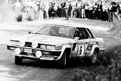 Timo Salonen - Seppo Harjanne
32º Rally of the 1000 Lakes 1982. Nissan Silvia Turbo. Clasificado 4º.

Del 27 al 29 de Agosto, Jyväskylä, Finlandia.
Superficie: tierra.

El Rally tenia un total de 1432.00 km de los que 479.82 km divididos en 47 tramos eran especiales, (una de ellas fue cancelada SS39 Kalasaari de8.85 km).

Tomaron la salida 154 equipos, finalizaron 68.@
Palabras clave: Timo_Salonen;Seppo_Harjanne;Nissan;Silvia;Finlandia;1982