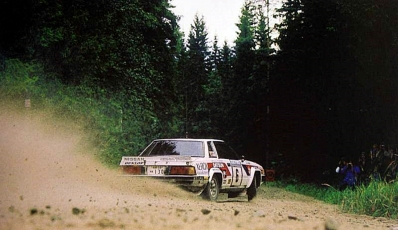 Timo Salonen - Seppo Harjanne
32º Rally of the 1000 Lakes 1982. Nissan Silvia Turbo. Clasificado 4º.

Del 27 al 29 de Agosto, Jyväskylä, Finlandia.
Superficie: tierra.

El Rally tenia un total de 1432.00 km de los que 479.82 km divididos en 47 tramos eran especiales, (una de ellas fue cancelada SS39 Kalasaari de8.85 km).

Tomaron la salida 154 equipos, finalizaron 68.@
Palabras clave: Timo_Salonen;Seppo_Harjanne;Nissan;Silvia;Finlandia;1982