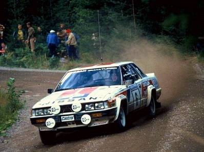 Timo Salonen - Seppo Harjanne
32º Rally of the 1000 Lakes 1982. Nissan Silvia Turbo. Clasificado 4º.

Del 27 al 29 de Agosto, Jyväskylä, Finlandia.
Superficie: tierra.

El Rally tenia un total de 1432.00 km de los que 479.82 km divididos en 47 tramos eran especiales, (una de ellas fue cancelada SS39 Kalasaari de8.85 km).

Tomaron la salida 154 equipos, finalizaron 68.@
Palabras clave: Timo_Salonen;Seppo_Harjanne;Nissan;Silvia;Finlandia;1982