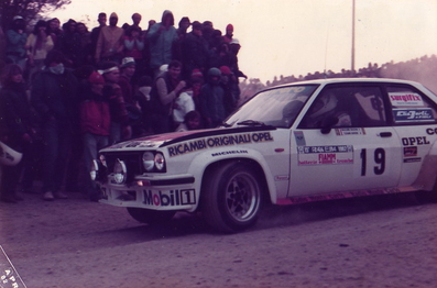 Massimo (Miki) Biasion - Tiziano Siviero
15º Rallye dell'Isola d'Elba 1982. Opel Ascona 400 (Roma X52193). Clasificado 4º.
Conrero Squadra Corse

Del 22 a 24 de Abril, Marina di Campo.
Superficie: asfalto - tierra.

El Rally tenia un total de 1004.00 km de los que no sabemos cuantos Km divididos en 37 tramos especiales.

Tomaron la salida 87 equipos, finalizaron 29.@
Palabras clave: Elba;Opel;1982;Ascona