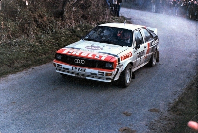 Hannu Mikkola - Arne Hertz
45º Rothmans Circuit of Ireland 1984. Audi Quattro (LYV 4X). Clasificado 6º.

Del 9 al 13 de Abril, Belfast, Ulster, Irlanda.
Superficie: asfalto.

El Rally tenía 863.49 km cronometrados divididos en 63 tramos, (7 de ellos fueron cancelados, SS32 Curraduff de 12.74 km, SS37 Craigue Bridge de 8.58 km, SS51 Templeshambo de 9.41 km, SS52 Knockbrandon de 14.05 km, SS58 Carrickaboy de 13.15 km, SS61 Crosskeys de 17.36 km, SS62 Bonds Bridge de 13.55km).

Tomaron la salida 97 equipos, finalizaron 44.@
Palabras clave: ;Audi;Quattro;Grupo_B;Ireland;Irlanda;1986