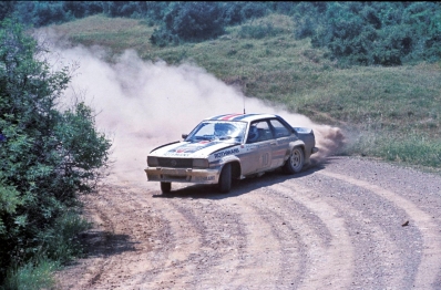 Jimmy McRae - Ian Grindrod
29º Rally Acrópolis 1982. Opel Ascona 400 (GG-CK 196). Clasificado 6º.

Del 31 de Mayo al 3 de Junio, Atenas, Grecia.
Superficie: tierra.

El Rally tení­a un total de 2603.00 km de los que 1004.58 km divididos en 57 tramos eran especiales (dos de ellos fueron cancelados SS10 Moschokaria 1 de 10.00 km y SS38 Killini de 27 Km).

Tomaron la salida 136 equipos, finalizaron 32.@
Palabras clave: Jimmy_McRae;Opel;Ascona;Grupo_B;Acropolis;Grecia;1982
