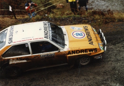 Russell Brookes - Mike Broad
31º Lombard RAC Rally 1982. Vauxhall Chevette 2300 HSR (XEG 550X). Clasificado 6º.

Del 21 al 25 de Noviembre, York, Inglaterra.
Superficie: asfalto - tierra.

El Rally tenia un total de 2970.00 km de los que 711.73 km divididos en 69 tramos eran especiales, (una de ellas fue cancelada SS46 Yair de 8.53 Km).

Se inscribieron 161 equipos, tomaron la salida 146, finalizaron 63.@
Palabras clave: ;Vauxhall;Chevette;Gran_Bretaña;RAC_Rally;1982;Inglaterra
