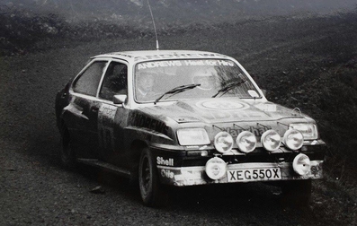 Russell Brookes - Mike Broad
31º Lombard RAC Rally 1982. Vauxhall Chevette 2300 HSR (XEG 550X). Clasificado 6º.

Del 21 al 25 de Noviembre, York, Inglaterra.
Superficie: asfalto - tierra.

El Rally tenia un total de 2970.00 km de los que 711.73 km divididos en 69 tramos eran especiales, (una de ellas fue cancelada SS46 Yair de 8.53 Km).

Se inscribieron 161 equipos, tomaron la salida 146, finalizaron 63.@
Palabras clave: ;Vauxhall;Chevette;Gran_Bretaña;RAC_Rally;1982;Inglaterra