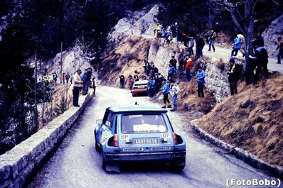 Dany Snobeck - Denise Emmanuelli
50º Rallye Automobile de Monte-Carlo 1982. Renault 5 Turbo (4692 QA 58). Clasificado 6º.

Mas adelante se puede ver parado al lado derecho de la carretera el momento del abandono del Audi Quattro (IN-NP 40) de Michele Cinotto - Emilio Radaelli.
Las informaciones dicen que abandonó por accidente en SS9 Loda - Lucéram 1 de 16.52 Km.

Foto tomada en el Tramo de Loda-Luceram, ya en la bajada final, coronado el Col de St Roch.

Del 16 al 22 de Enero, Monte Carlo.
Superficie: asfalto - nieve.

El Rally tenia un total de 4082.71 km de los que 747.81 km divididos en 32 tramos eran especiales, (2 de ellas fueron canceladas SS7 Trigance - Chateauvieux 1 de 28,53 Km y SS15 St Jean en Royans - La Chapelle en Vercors de 38,67 Km).

Se inscribieron 306 equipos, tomaron la salida 299, finalizaron 140.

© Alberto Anam
@@
Palabras clave: Renault;Turbo;Montecarlo;1982