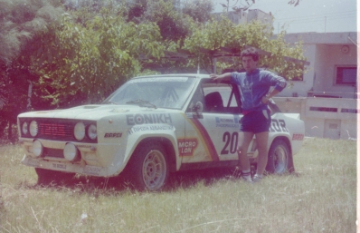 Pavlos Moschoutis - Stamatis Vellis (Silef)
29º Rally Acrópolis 1982. Fiat 131 Abarth (ELPA 23). Clasificado 7º.

Del 31 de Mayo al 3 de Junio, Atenas, Grecia.
Superficie: tierra.

El Rally tení­a un total de 2603.00 km de los que 1004.58 km divididos en 57 tramos eran especiales (dos de ellos fueron cancelados SS10 Moschokaria 1 de 10.00 km y SS38 Killini de 27 Km).

Tomaron la salida 136 equipos, finalizaron 32.@
Palabras clave: Fiat;Abarth;Acropolis;Grecia;1982