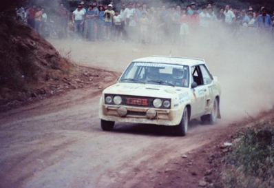 Pavlos Moschoutis - Stamatis Vellis (Silef)
29º Rally Acrópolis 1982. Fiat 131 Abarth (ELPA 23). Clasificado 7º.

Del 31 de Mayo al 3 de Junio, Atenas, Grecia.
Superficie: tierra.

El Rally tení­a un total de 2603.00 km de los que 1004.58 km divididos en 57 tramos eran especiales (dos de ellos fueron cancelados SS10 Moschokaria 1 de 10.00 km y SS38 Killini de 27 Km).

Tomaron la salida 136 equipos, finalizaron 32.@
Palabras clave: Fiat;Abarth;Acropolis;Grecia;1982