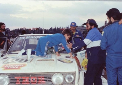 Pavlos Moschoutis - Stamatis Vellis (Silef)
29º Rally Acrópolis 1982. Fiat 131 Abarth (ELPA 23). Clasificado 7º.

Del 31 de Mayo al 3 de Junio, Atenas, Grecia.
Superficie: tierra.

El Rally tení­a un total de 2603.00 km de los que 1004.58 km divididos en 57 tramos eran especiales (dos de ellos fueron cancelados SS10 Moschokaria 1 de 10.00 km y SS38 Killini de 27 Km).

Tomaron la salida 136 equipos, finalizaron 32.@
Palabras clave: Fiat;Abarth;Acropolis;Grecia;1982