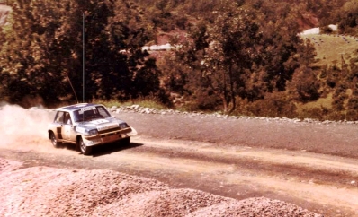 Alexandros Maniatopoulos "Leonidas" - Sotiris Kokkinis
29º Rally Acrópolis 1982. Renault 5 Turbo (Gr.4). Clasificado 8º.

Del 31 de Mayo al 3 de Junio, Atenas, Grecia.
Superficie: tierra.

El Rally tení­a un total de 2603.00 km de los que 1004.58 km divididos en 57 tramos eran especiales (dos de ellos fueron cancelados SS10 Moschokaria 1 de 10.00 km y SS38 Killini de 27 Km).

Tomaron la salida 136 equipos, finalizaron 32.@
Palabras clave: Renault;Turbo;Acropolis;Grecia;1982