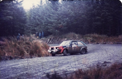 Stig Blomqvist - Bjorn Cederberg
31º Lombard RAC Rally 1982. Talbot Lotus Sunbeam (BDU 111Y). Clasificado 8º.

Del 21 al 25 de Noviembre, York, Inglaterra.
Superficie: asfalto - tierra.

El Rally tenia un total de 2970.00 km de los que 711.73 km divididos en 69 tramos eran especiales, (una de ellas fue cancelada SS46 Yair de 8.53 Km).

Se inscribieron 161 equipos, tomaron la salida 146, finalizaron 63.@
Palabras clave: Stig_Blomqvist;Talbot;Sunbeam;Lotus;Gran_Bretaña;1982;RAC_Rally