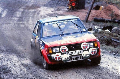 Stig Blomqvist - Bjorn Cederberg
31º Lombard RAC Rally 1982. Talbot Lotus Sunbeam (BDU 111Y). Clasificado 8º.

Del 21 al 25 de Noviembre, York, Inglaterra.
Superficie: asfalto - tierra.

El Rally tenia un total de 2970.00 km de los que 711.73 km divididos en 69 tramos eran especiales, (una de ellas fue cancelada SS46 Yair de 8.53 Km).

Se inscribieron 161 equipos, tomaron la salida 146, finalizaron 63.@
Palabras clave: Stig_Blomqvist;Talbot;Sunbeam;Lotus;Gran_Bretaña;1982;RAC_Rally