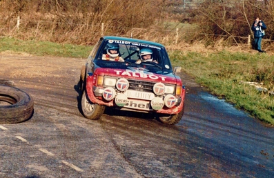 Stig Blomqvist - Bjorn Cederberg
31º Lombard RAC Rally 1982. Talbot Lotus Sunbeam (BDU 111Y). Clasificado 8º.

Del 21 al 25 de Noviembre, York, Inglaterra.
Superficie: asfalto - tierra.

El Rally tenia un total de 2970.00 km de los que 711.73 km divididos en 69 tramos eran especiales, (una de ellas fue cancelada SS46 Yair de 8.53 Km).

Se inscribieron 161 equipos, tomaron la salida 146, finalizaron 63.@
Palabras clave: Stig_Blomqvist;Talbot;Sunbeam;Lotus;Gran_Bretaña;1982;RAC_Rally