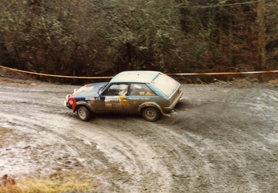 Stig Blomqvist - Bjorn Cederberg
31º Lombard RAC Rally 1982. Talbot Lotus Sunbeam. BDU (111Y). Clasificado 8º.

Del 21 al 25 de Noviembre, York, Inglaterra.
Superficie: asfalto - tierra.

El Rally tenia un total de 2970.00 km de los que 711.73 km divididos en 69 tramos eran especiales, (una de ellas fue cancelada SS46 Yair de 8.53 Km).

Se inscribieron 161 equipos, tomaron la salida 146, finalizaron 63.@
Palabras clave: Stig_Blomqvist;Talbot;Sunbeam;Lotus;Gran_Bretaña;1982;RAC_Rally