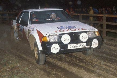 Per Eklund - Dave Whittock
31º Lombard RAC Rally 1982. Toyota Celica 2000 GT (K-SR 638). Clasificado 9º.

Del 21 al 25 de Noviembre, York, Inglaterra.
Superficie: asfalto - tierra.

El Rally tenia un total de 2970.00 km de los que 711.73 km divididos en 69 tramos eran especiales, (una de ellas fue cancelada SS46 Yair de 8.53 Km).

Se inscribieron 161 equipos, tomaron la salida 146, finalizaron 63.@
Palabras clave: ;Toyota_Celica;Gran_Bretaña;RAC_Rally;1982;Inglaterra