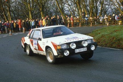 Per Eklund - Dave Whittock
31º Lombard RAC Rally 1982. Toyota Celica 2000 GT (K-SR 638). Clasificado 9º.

Del 21 al 25 de Noviembre, York, Inglaterra.
Superficie: asfalto - tierra.

El Rally tenia un total de 2970.00 km de los que 711.73 km divididos en 69 tramos eran especiales, (una de ellas fue cancelada SS46 Yair de 8.53 Km).

Se inscribieron 161 equipos, tomaron la salida 146, finalizaron 63.@
Palabras clave: ;Toyota_Celica;Gran_Bretaña;RAC_Rally;1982;Inglaterra