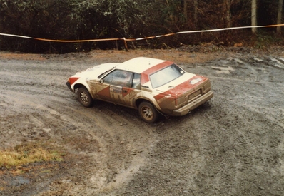 Per Eklund - Dave Whittock
31º Lombard RAC Rally 1982. Toyota Celica 2000 GT (K-SR 638). Clasificado 9º.

Del 21 al 25 de Noviembre, York, Inglaterra.
Superficie: asfalto - tierra.

El Rally tenia un total de 2970.00 km de los que 711.73 km divididos en 69 tramos eran especiales, (una de ellas fue cancelada SS46 Yair de 8.53 Km).

Se inscribieron 161 equipos, tomaron la salida 146, finalizaron 63.@
Palabras clave: ;Toyota_Celica;Gran_Bretaña;RAC_Rally;1982;Inglaterra