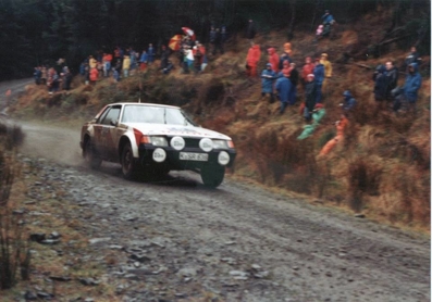 Per Eklund - Dave Whittock
31º Lombard RAC Rally 1982. Toyota Celica 2000 GT (K-SR 638). Clasificado 9º.

Del 21 al 25 de Noviembre, York, Inglaterra.
Superficie: asfalto - tierra.

El Rally tenia un total de 2970.00 km de los que 711.73 km divididos en 69 tramos eran especiales, (una de ellas fue cancelada SS46 Yair de 8.53 Km).

Se inscribieron 161 equipos, tomaron la salida 146, finalizaron 63.@
Palabras clave: ;Toyota_Celica;Gran_Bretaña;RAC_Rally;1982;Inglaterra