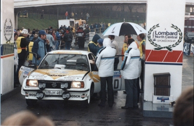 Björn (Nalle) Johansson - Sven-Erik Andersson
31º Lombard RAC Rally 1982. Opel Ascona 400 (VB-H 481). Clasificado 13º.
Opel Team Sweden

Del 21 al 25 de Noviembre, York, Inglaterra.
Superficie: asfalto - tierra.

El Rally tenia un total de 2970.00 km de los que 711.73 km divididos en 69 tramos eran especiales, (una de ellas fue cancelada SS46 Yair de 8.53 Km).

Se inscribieron 161 equipos, tomaron la salida 146, finalizaron 63.@
Palabras clave: Opel;Ascona;Gran_Bretaña;RAC_Rally;1982