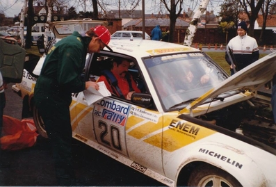 Björn (Nalle) Johansson - Sven-Erik Andersson
31º Lombard RAC Rally 1982. Opel Ascona 400 (VB-H 481). Clasificado 13º.
Opel Team Sweden

Del 21 al 25 de Noviembre, York, Inglaterra.
Superficie: asfalto - tierra.

El Rally tenia un total de 2970.00 km de los que 711.73 km divididos en 69 tramos eran especiales, (una de ellas fue cancelada SS46 Yair de 8.53 Km).

Se inscribieron 161 equipos, tomaron la salida 146, finalizaron 63.@
Palabras clave: Opel;Ascona;Gran_Bretaña;RAC_Rally;1982