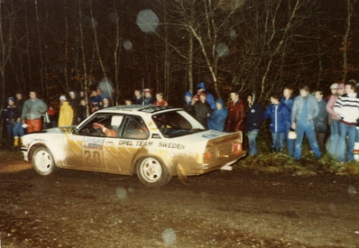 Björn (Nalle) Johansson - Sven-Erik Andersson
31º Lombard RAC Rally 1982. Opel Ascona 400 (VB-H 481). Clasificado 13º.
Opel Team Sweden

Del 21 al 25 de Noviembre, York, Inglaterra.
Superficie: asfalto - tierra.

El Rally tenia un total de 2970.00 km de los que 711.73 km divididos en 69 tramos eran especiales, (una de ellas fue cancelada SS46 Yair de 8.53 Km).

Se inscribieron 161 equipos, tomaron la salida 146, finalizaron 63.@
Palabras clave: Opel;Ascona;Gran_Bretaña;RAC_Rally;1982