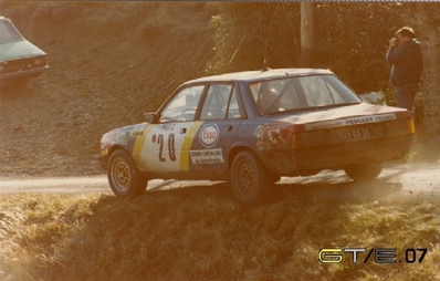 Claude Laurent - Dominique Laurent
50º Rallye Automobile de Monte-Carlo 1982. Peugeot 505 V6 (541 GB 05). Clasificado 32º.

Del 16 al 22 de Enero, Monte-Carlo
Superficie: asfalto - nieve.
El Rally tenia un total de 4082.71 km de los que 747.81 km divididos en 32 tramos eran especiales, (2 de ellas fueron canceladas SS7 Trigance - Chateauvieux 1 de 28,53 Km y SS15 St Jean en Royans - La Chapelle en Vercors de 38,67 Km).

Sant Jean en Royans -La Chapelle precisamente se anuló porque Claude Laurent atropelló en el cruce de Vassieux a varios espectadores. Desde entonces el tramo se recortó, finalizando antes del cruce y dejando de llegar hasta La Chapelle en Vercors.
Ese sector era muy muy rápido y siendo a menor altura, sino había nieve, era excesivamente peligroso.

Se inscribieron 306 equipos, tomaron la salida 299, finalizaron 140.@
Palabras clave: Peugeot;Montecarlo;1982