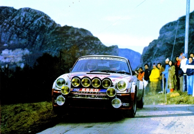 Björn Waldegard - Hans Thorszelius
50º Rallye Automobile de Monte-Carlo 1982. Porsche 911 SC (4852 SC 34).

En el último tramo del Rally SS32 Loda - Lucéram 2 de 16.52 km se le bloqueo la caja de cambios en el Col de St Roch, realizando todo el descenso hacia final de tramo en Lucerem marcha atrás, abandonando despues de finalizar el tramo.
Como era el final de la etapa comun, en la ultima etapa del Turini solo salian los 100 primeros, quedando finalmente clasificado el 92º.

Del 16 al 22 de Enero, Monte Carlo.
Superficie: asfalto - nieve.

El Rally tenia un total de 4082.71 km de los que 747.81 km divididos en 32 tramos eran especiales, (2 de ellas fueron canceladas SS7 Trigance - Chateauvieux 1 de 28,53 Km y SS15 St Jean en Royans - La Chapelle en Vercors de 38,67 Km).

Se inscribieron 306 equipos, tomaron la salida 299, finalizaron 140.
@
Palabras clave: ;Hans_Thorszelius;Porsche;SC;Montecarlo;1982