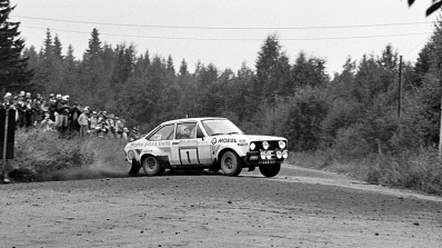 Ari Vatanen - Terry Harryman
32º Rally of the 1000 Lakes 1982. Ford Escort RS 1800 MKII (FEK 472V). Abandonó por motor en SS18 Kalliokoski de 17,79 Km.

Del 27 al 29 de Agosto, Jyväskylä, Finlandia.
Superficie: tierra.

El Rally tenia un total de 1432.00 km de los que 479.82 km divididos en 47 tramos eran especiales, (una de ellas fue cancelada SS39 Kalasaari de8.85 km).

Tomaron la salida 154 equipos, finalizaron 68.@
Palabras clave: ;Terry_Harryman;Ford;Escort;MKII;MKII;Finlandia;1982