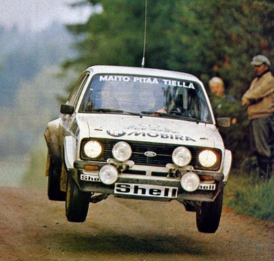 Ari Vatanen - Terry Harryman
32º Rally of the 1000 Lakes 1982. Ford Escort RS 1800 MKII (FEK 472V). Abandonó por motor en SS18 Kalliokoski de 17,79 Km.

Del 27 al 29 de Agosto, Jyväskylä, Finlandia.
Superficie: tierra.

El Rally tenia un total de 1432.00 km de los que 479.82 km divididos en 47 tramos eran especiales, (una de ellas fue cancelada SS39 Kalasaari de8.85 km).

Tomaron la salida 154 equipos, finalizaron 68.@
Palabras clave: ;Terry_Harryman;Ford;Escort;MKII;MKII;Finlandia;1982;