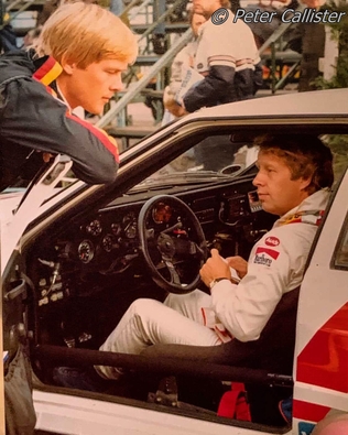 20º Rothmans Manx International Rally 1982
En el interior del coche Hannu Mikkola, (copiloto Arne Hertz), en su Audi Quattro (LYV 4X), (Gr.4 Audi Sport UK). Abandonó por rotura motor, pistón, en SS34.

Apoyado en la puerta del Audi podemos ver a Ari Vatanen que compitió en la prueba con un Ford Escort RS 1800 MKII (DKP 191T). Abandonó por accidente en SS22, (copiloto Terry Harryman).

Del 16 al 18 de Septiembre, Douglas, Isla de Man, Reino Unido de Gran Bretaña.
Superficie: asfalto.

El Rally tenia un total de 46 tramos cronometrados, desconocemos de cuantos kilómetros constaba la prueba.

Tomaron la salida 103 equipos, finalizaron 44.

© Peter Callister
@
Palabras clave: ;Audi;Quattro;Manx;1982;Personajes