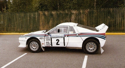 Markku Alén - Ilkka Kivimäki
32º Rally of the 1000 Lakes 1982. Lancia Rally 037 (TO-Y09059). Abandonó por motor en SS5 Ouninpohja 1 de 24,70 Km.

Del 27 al 29 de Agosto, Jyväskylä, Finlandia.
Superficie: tierra.

El Rally tenia un total de 1432.00 km de los que 479.82 km divididos en 47 tramos eran especiales, (una de ellas fue cancelada SS39 Kalasaari de8.85 km).

Tomaron la salida 154 equipos, finalizaron 68.@
Palabras clave: Markku_Alen;Lancia;Rally;Grupo_B;Finlandia;1982;