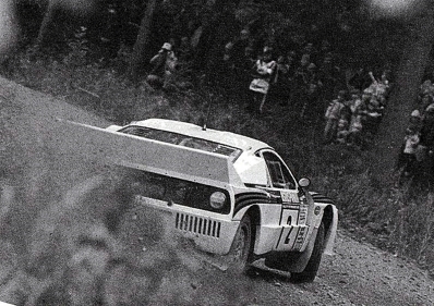 Markku Alén - Ilkka Kivimäki
32º Rally of the 1000 Lakes 1982. Lancia Rally 037 (TO-Y09059). Abandonó por motor en SS5 Ouninpohja 1 de 24,70 Km.

Del 27 al 29 de Agosto, Jyväskylä, Finlandia.
Superficie: tierra.

El Rally tenia un total de 1432.00 km de los que 479.82 km divididos en 47 tramos eran especiales, (una de ellas fue cancelada SS39 Kalasaari de8.85 km).

Tomaron la salida 154 equipos, finalizaron 68.@
Palabras clave: Markku_Alen;Lancia;Rally;Grupo_B;Finlandia;1982;