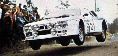 Markku Alén - Ilkka Kivimäki
32º Rally of the 1000 Lakes 1982. Lancia Rally 037 (TO-Y09059). Abandonó por motor en SS5 Ouninpohja 1 de 24,70 Km.

Del 27 al 29 de Agosto, Jyväskylä, Finlandia.
Superficie: tierra.

El Rally tenia un total de 1432.00 km de los que 479.82 km divididos en 47 tramos eran especiales, (una de ellas fue cancelada SS39 Kalasaari de8.85 km).

Tomaron la salida 154 equipos, finalizaron 68.@
Palabras clave: Markku_Alen;Lancia;Rally;Grupo_B;Finlandia;1982;