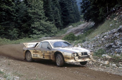 Markku Alén - Ilkka Kivimaki
29º Rally Acropolis 1982. Lancia Rally 037 (A6 33088). Abandonó por el chasis roto en SS34 Platanaki de 22.75 Km.

Del 31 de Mayo al 3 de Junio, Atenas, Grecia.
Superficie: tierra.

El Rally tení­a un total de 2603.00 km de los que 1004.58 km divididos en 57 tramos eran especiales (dos de ellos fueron cancelados SS10 Moschokaria 1 de 10.00 km y SS38 Killini de 27 Km).

Tomaron la salida 136 equipos, finalizaron 32.@
Palabras clave: Markku_Alen;Lancia;Grupo_B;Grecia;1982;Acropolis