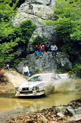 Markku Alén - Ilkka Kivimaki
29º Rally Acropolis 1982. Lancia Rally 037 (A6 33088). Abandonó por el chasis roto en SS34 Platanaki de 22.75 Km.

Del 31 de Mayo al 3 de Junio, Atenas, Grecia.
Superficie: tierra.

El Rally tení­a un total de 2603.00 km de los que 1004.58 km divididos en 57 tramos eran especiales (dos de ellos fueron cancelados SS10 Moschokaria 1 de 10.00 km y SS38 Killini de 27 Km).

Tomaron la salida 136 equipos, finalizaron 32.@
Palabras clave: Markku_Alen;Lancia;Grupo_B;Grecia;1982;Acropolis